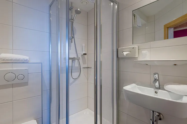 haus_tirol_comfort_dreibettzimmer_zimmer_3_bad.jpg