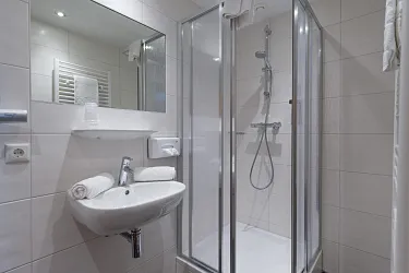 haus_tirol_comfort_vierbettzimmer_zimmer_10_2.jpg